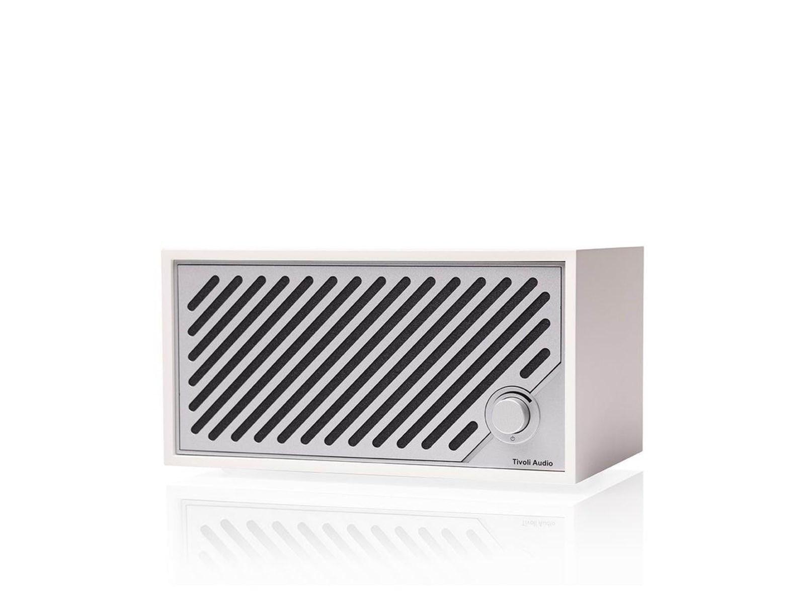 Tivoli Audio Model Two Digital høyttaler i hvitt og sølv med trekabinett-design